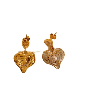 Irregular golden heart earrings with zircon and pearls in an asymmetrical design