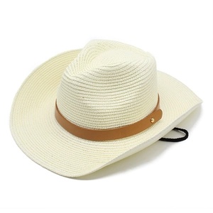 Dettaglio cappello cowboy in paglia con fascia in cuoio marrone e borchie dorate
