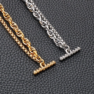 Detail von gold- und silbernen Gliederkettenarmbändern mit strukturiertem OT-Verschluss