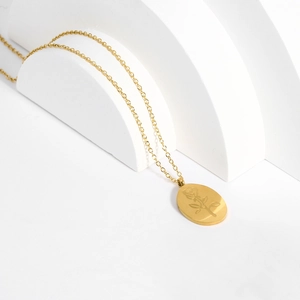 Détail du collier en acier inoxydable plaqué or 18 carats avec pendentif rose