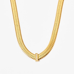 Detailansicht einer goldenen Schlangenkette mit rechteckigem Anhänger und vier Diamanten