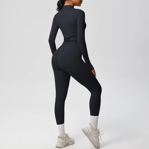 Vue latérale d'un ensemble de yoga noir avec veste courte et legging sport taille haute