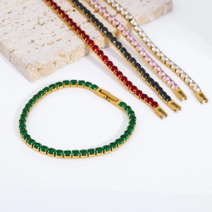 Détails de bracelets rivières colorés en vert, rouge, noir et rose avec plaqué or chic
