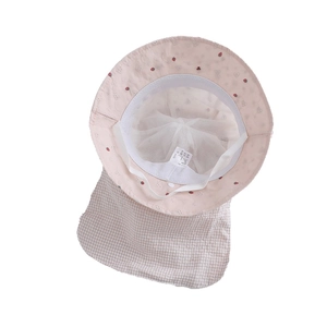 Chapeau de soleil rose pour bébé avec motif fraise, protège-nuque et mentonnière réglable