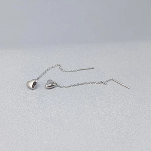 Orecchini pendenti a cuore in acciaio al titanio con catena lunga in argento lucido