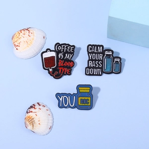 Trois pin's créatifs en émail aux motifs médicaux et café avec finitions colorées