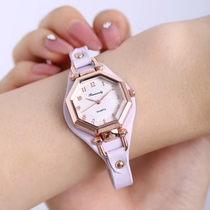 Détail d'une montre à quartz pour femme avec boîtier hexagonal rose doré et bracelet violet