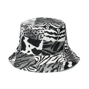 Minimalistischer Fischerhut mit Schwarz-Weiß-Tiermuster und Zebra-Kuh-Prints