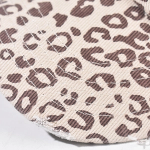 Dettaglio ravvicinato del tessuto twill leopardato e cuciture di alta qualità sul berretto