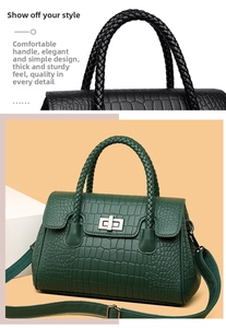 Vue rapprochée du sac à main en cuir croco texturé, montrant la poignée et le fermoir.