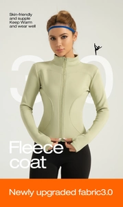 Détail de la veste de yoga en polaire vert clair avec passe-pouces et tissu amélioré 3.0