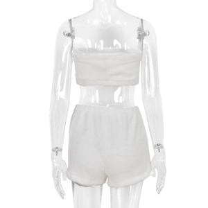 Détail de l'ensemble haut bandeau et short en fausse fourrure blanche vue de l'arrière
