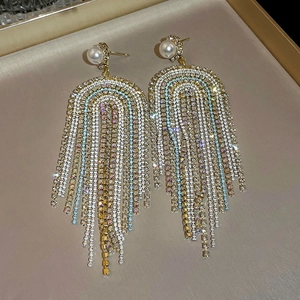 Vue détaillée de boucles d'oreilles à franges avec strass colorés et perles nacrées
