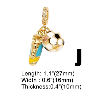 Dettaglio del ciondolo scarpa e pallone da calcio placcato oro 18k con zirconi