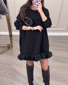 Détail d'appliqués floraux 3D blancs et d'un ourlet à volants sur une robe noire