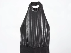 Détail de la combinaison licou noire avec texture plissée métallique et finition brillante