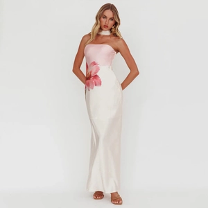 Robe longue élégante en satin sans bretelles avec imprimé fleuri et détail d'écharpe
