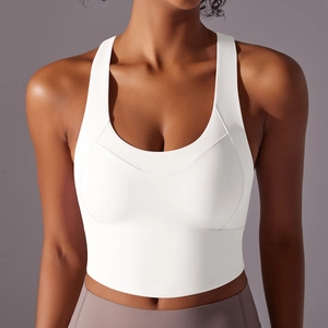 Vue de face d'un soutien-gorge de sport blanc à larges bretelles et tissu lisse