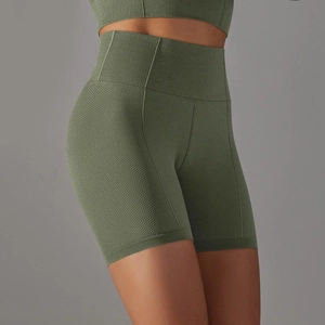 Dettaglio degli shorts da yoga verde oliva a vita alta con trama a nido d'ape senza cuciture