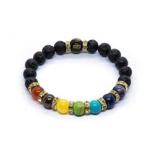 Detailaufnahme von Chakra-Vulkanstein-Armband mit gravierten Mantra-Perlen
