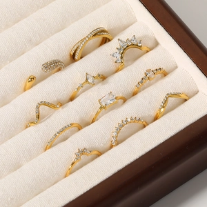 Bagues chics en acier inoxydable plaqué or 18 carats avec zircon dans une boîte à bijoux