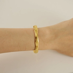 18K gold-plated C-shaped stainless steel bamboo texture open bangle on female wrist