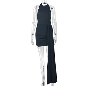 Détail de mini-robe dos nu noire avec fronces latérales et longs rubans décoratifs fins