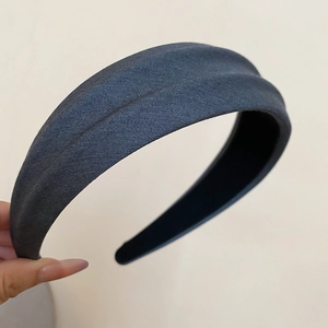 Detail eines dunkelgrauen Stoffstirnbandes mit feiner Textur und schwarzem Antirutsch-Futter