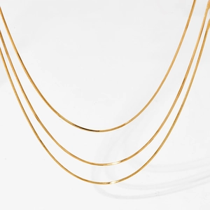 Collana minimalista a più strati in maglia serpente dorata in acciaio inox con PVD
