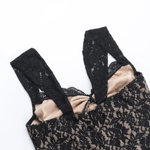 Détails de la robe en dentelle florale noire avec bordure en dentelle et bretelles croisées