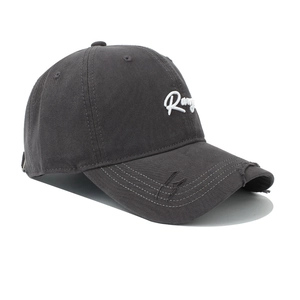 Détail de casquette de baseball gris foncé avec broderie blanche et visière effet vieilli