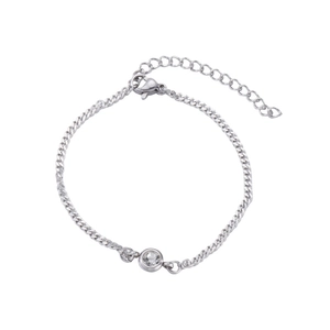 Dettaglio del bracciale minimalista in acciaio inossidabile argento con pietra bianca tonda