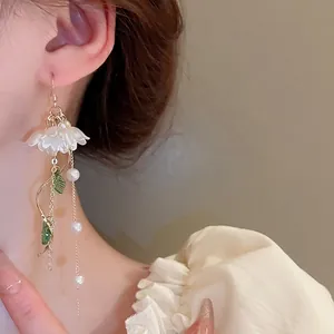 Elegante Blumen-Ohrringe mit Quasten, weißen Blüten, Goldranken und Perlenakzenten