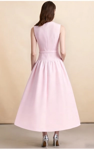 Vue arrière d'une robe midi en satin rose sans manches avec taille cintrée et ourlet évasé