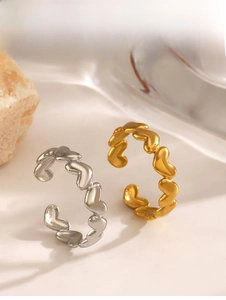 Détail des bagues cœur en acier inoxydable plaqué or 18 carats et argent sur une pierre