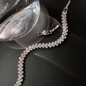 Dettaglio macro del bracciale in argento con zirconi e chiusura in metallo di sicurezza