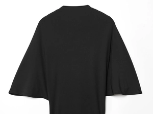 Détail d'une élégante robe midi noire avec des manches évasées amples et sophistiquées