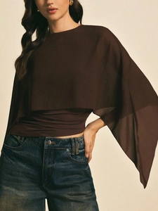 Detail van bruine chiffon blouse met cape mouwen en een elegante gelaagde uitstraling