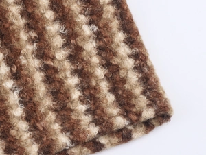Gros plan sur un tissu en laine bouclée épais avec des rayures verticales brunes