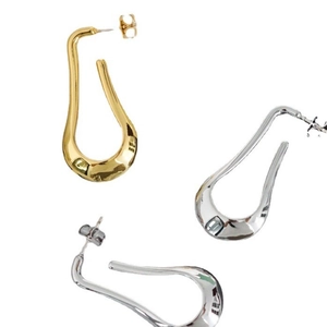 Minimalist U-shaped teardrop earrings in polished gold and silver metal finishes