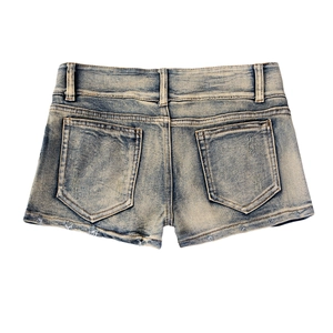 Detailansicht der Rückseite hellblauer Denim-Shorts mit Vintage-Waschung und Saumfransen