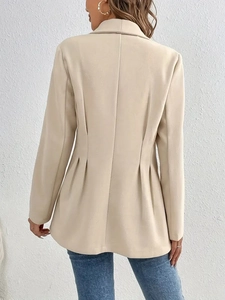 Détail du dos d'un blazer en laine beige montrant une silhouette cintrée très élégante