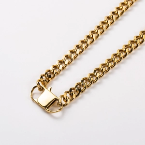 Collier chaîne gourmette dorée en acier inoxydable avec fermoir sécurisé sur fond blanc