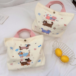 Détail du sac cabas en velours côtelé avec broderie animale et bouton pression en métal