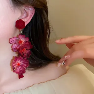 Elegante lange Stoff-Rosenohrringe mit Samtblütenblättern und roten Perlenakzenten