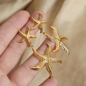 Boucles d'oreilles pendantes étoile de mer en or 18 carats avec fini métallique texturé