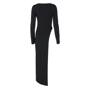 Detailansicht des asymmetrischen Schlitzes und Strickgewebes an diesem schwarzen Langarmkleid