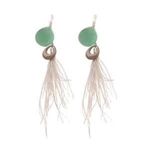Boucles d'oreilles bohèmes en argent avec perles de résine verte et longues plumes