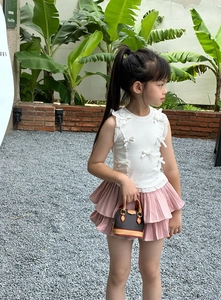 Detail der Vintage-Umhängetasche für Mädchen mit Retro-Muster, gehalten von Kindermodel