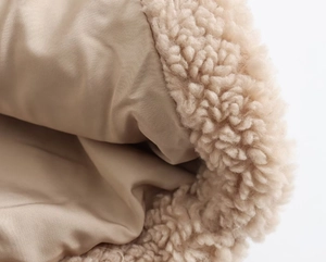 Détail macro de la texture polaire sherpa beige avec doublure douce pour chaleur hiver